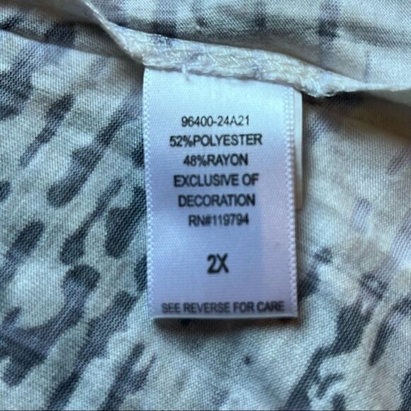 One World V neck 1/2 sleeve blouse 2X Blue/Grey Embroidered longer in back - Picture 7 of 11